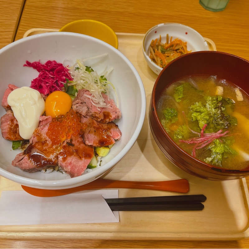 ローストビーフのチーズソースごはん(マルモキッチン ルミネ横浜店)