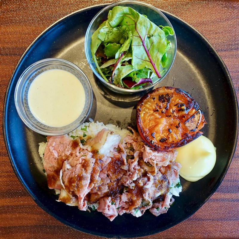 薄切りローストビーフとグリルなトマト＆オニオン特製グレイヴィーなニンニク醤油ソース(YANMAR MARCHÉ NAGAI ヤンマーマルシェ長居)