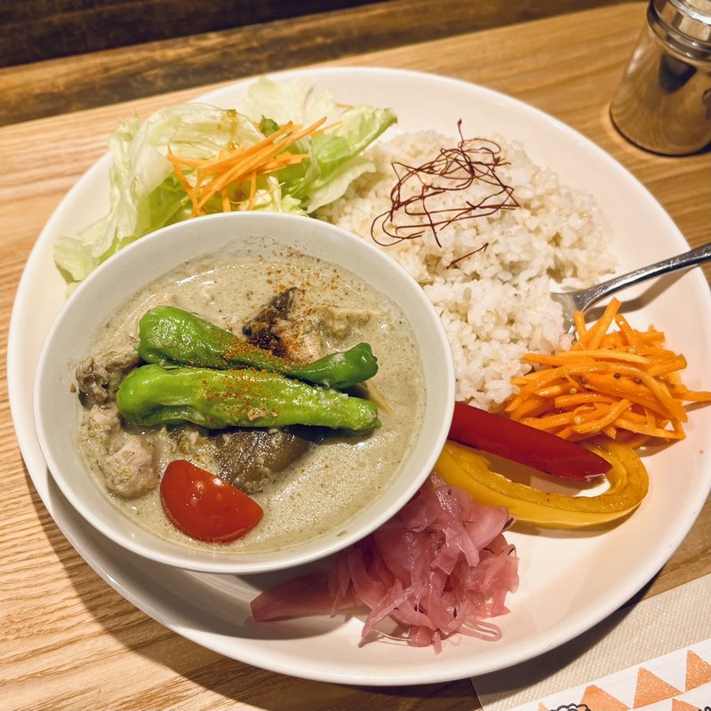 自家製ジェノベーゼソースが決め手の辛みのないグリーンカレー(八満食堂コレコウジツ)