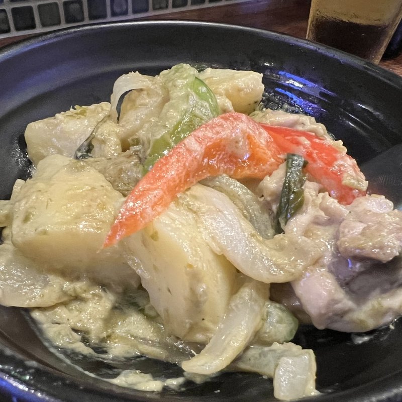 グリーンカレーのとり肉じゃが(夜市バール リーサン)