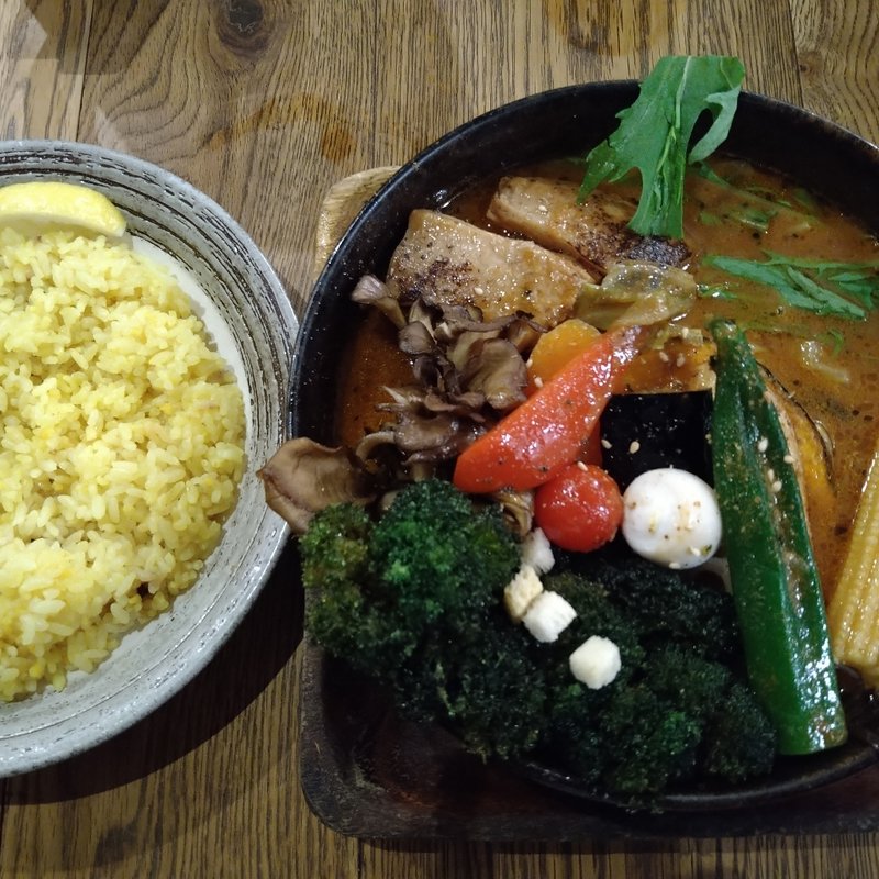 チキンレッグと野菜（ブロッコリートッピング）(スープカレーGARAKU （ガラク）)