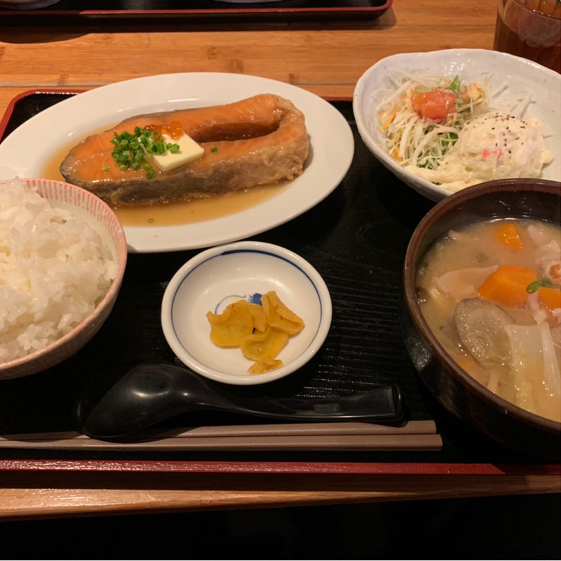 銀鮭ステーキバター醤油いくらのせと小豚汁定食(いまここ和食 武屋食堂 仙台中央店 （たけやしょくどう）)