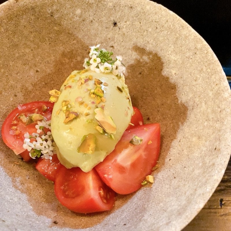 珊瑚樹フルーツトマトピスタチオアイスのサラダ(Nature wine&pub under)