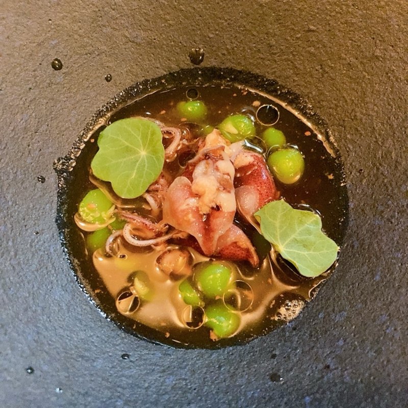 生ホタルイカしゃぶしゃぶ発酵木の子出汁グリンピース(Nature wine&pub under)