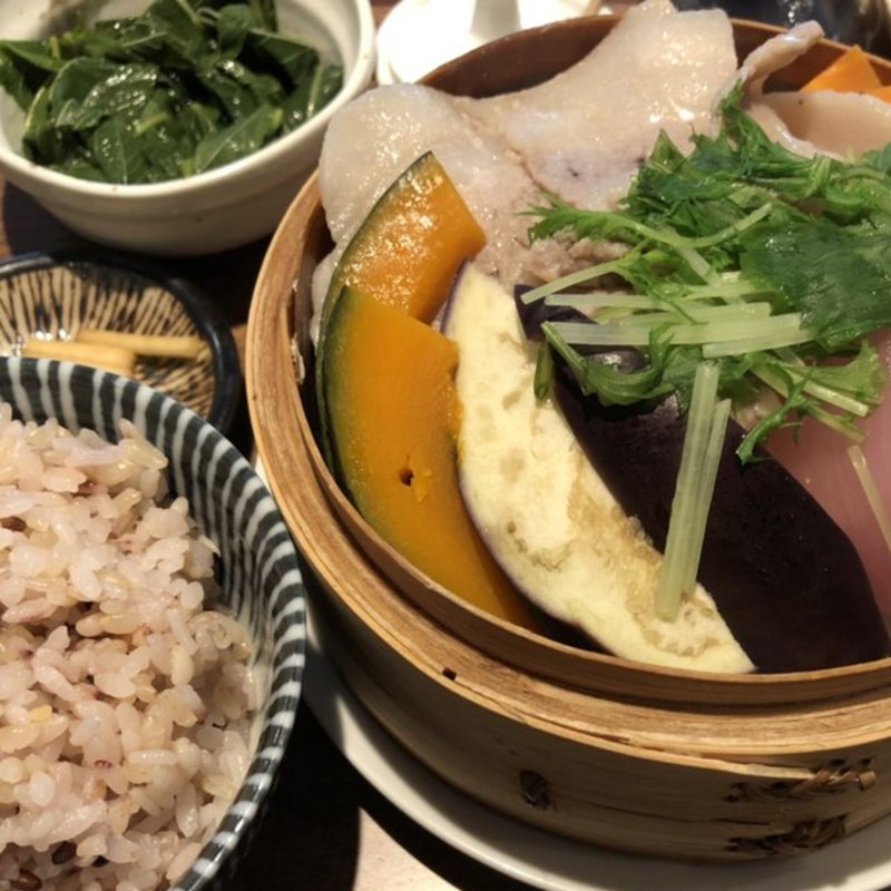 茶美豚バラ肉とやさいのせいろ蒸し(カムカム)