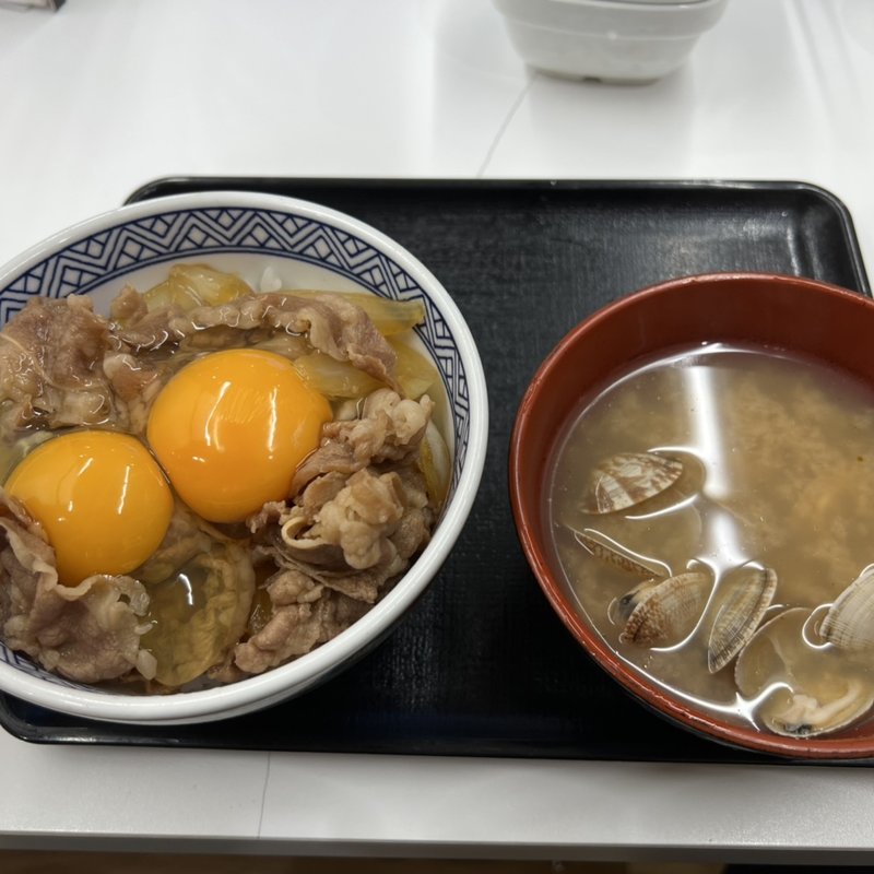 牛丼の並(つゆなし)に生玉子2ケをつけて、あさり汁に変更して。(吉野家 甲州街道府中白糸台店)