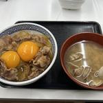 牛丼の並(つゆなし)に生玉子2ケをつけて、あさり汁に変更して。