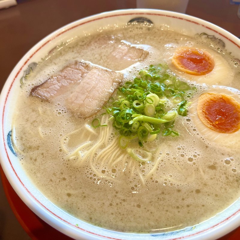 味玉豚骨ラーメン(豚骨ラーメン まる・安)