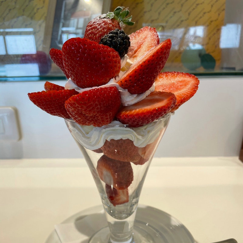 あまおうのパフェ(果実園 リーベル 横浜ランドマークプラザ店)