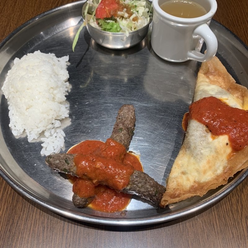 チュニジアの餃子とシシカバブのセット(ビストロひつじや)