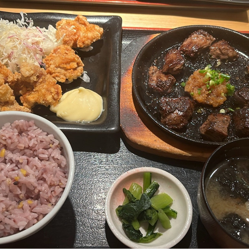 サイコロステーキと若鶏の唐揚げセット(和食れすとらん 天狗 学芸大学駅前店)