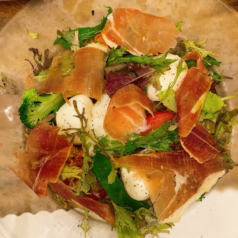 水牛モッツァレラと生ハムのサラダ(BISTRO PUG （ビストロ パグ）)