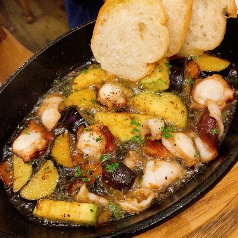 アヒージョ(BISTRO PUG （ビストロ パグ）)