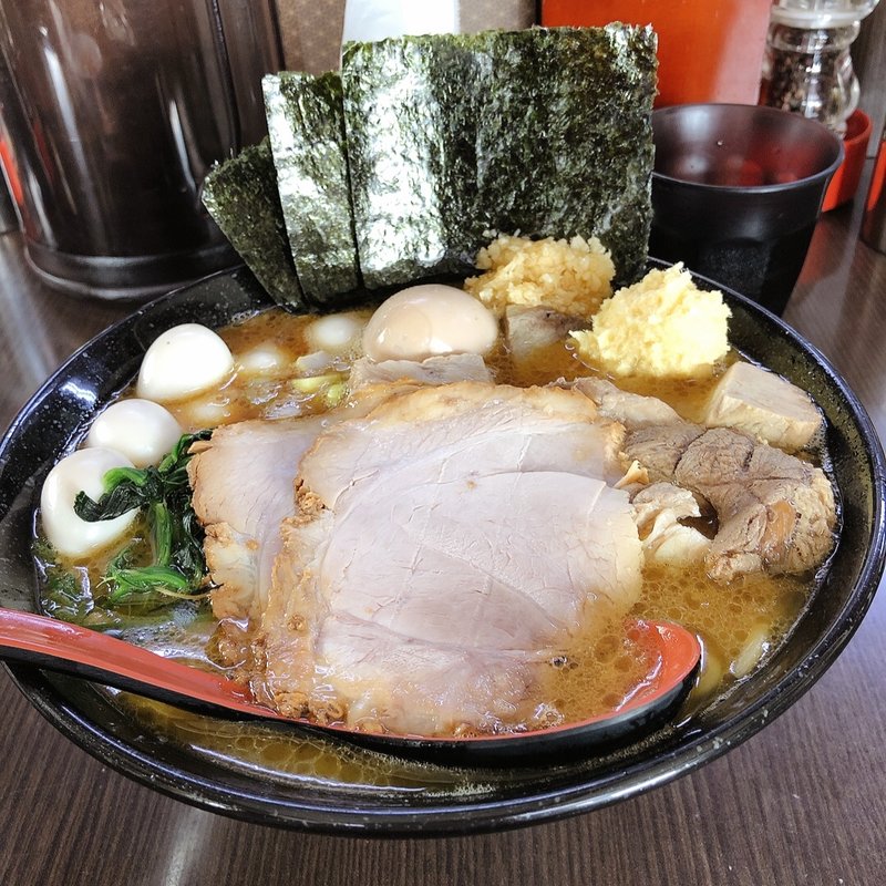 醤油豚骨ラーメン並盛、味玉、ウズラ、ぶつ切りチャーシュー(源絆家)