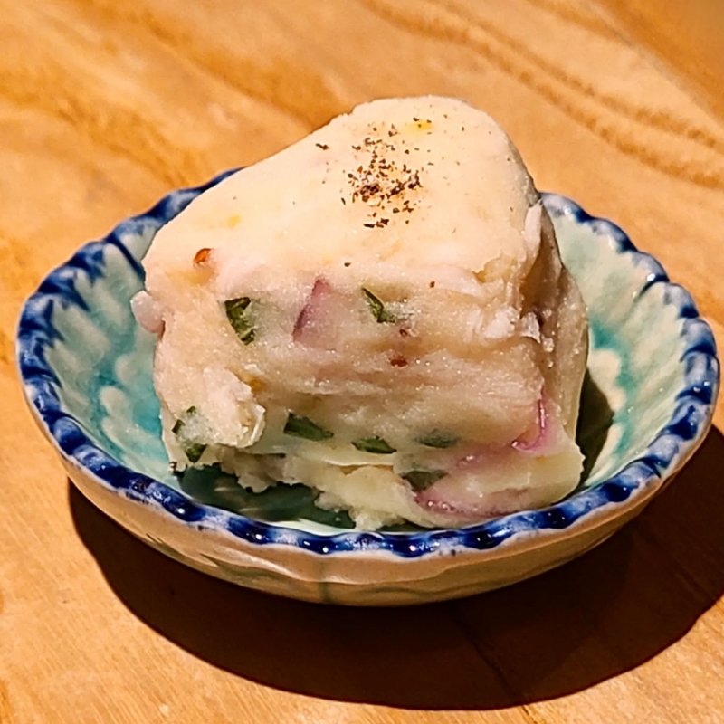蒸し鶏と荏胡麻のポテトサラダ(酒 秀治郎)
