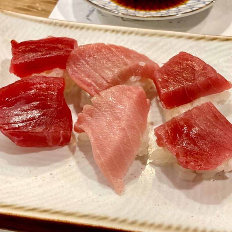 まぐろ(すし富 （すしとみ）)