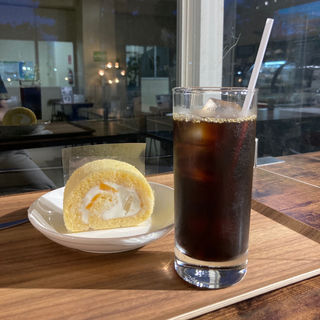 アイスコーヒーとロールケーキ(キタカイカフェ&バー)