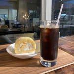アイスコーヒーとロールケーキ