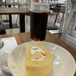 アイスコーヒーとロールケーキ(キタカイカフェ&バー)