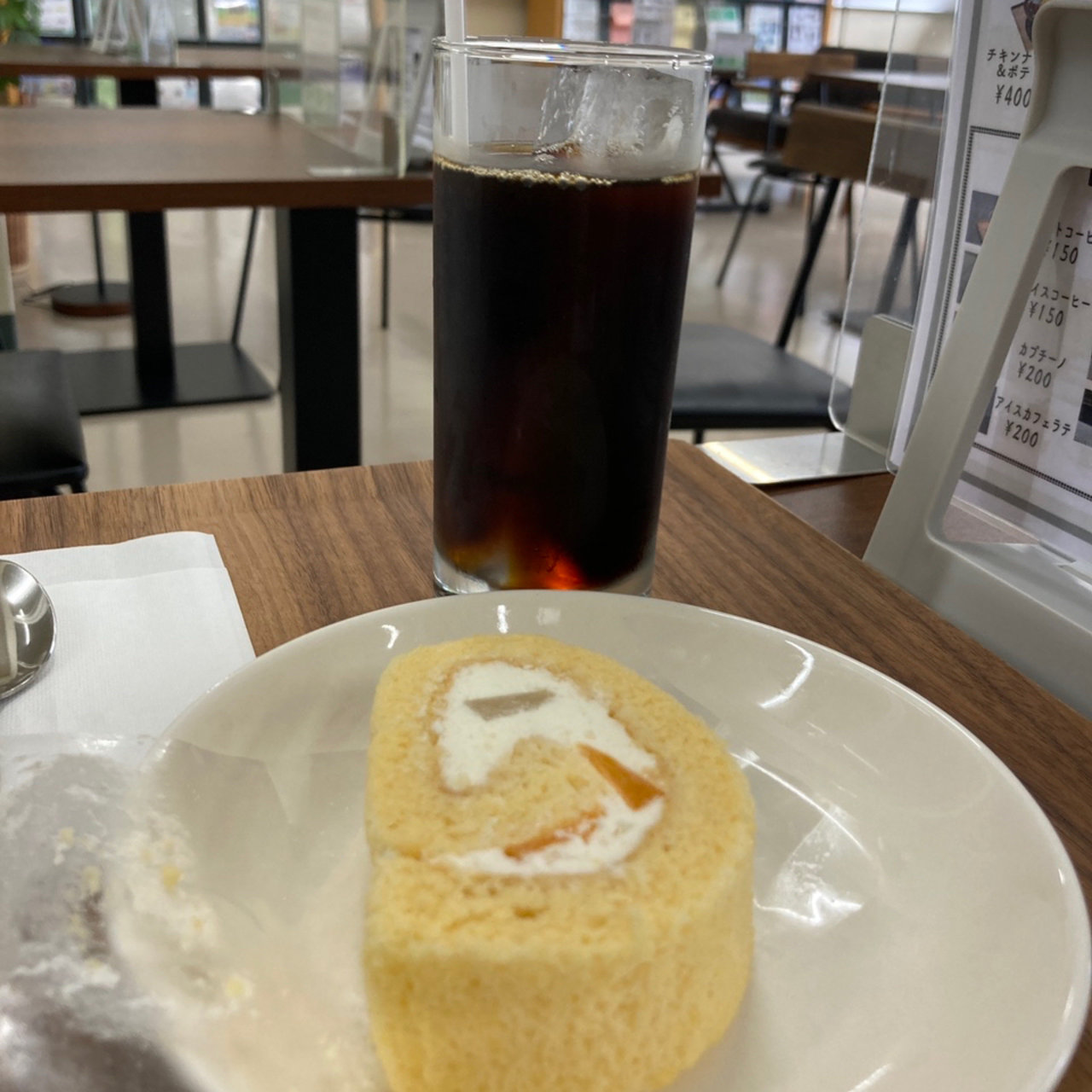 アイスコーヒーとロールケーキ キタカイカフェ バー の口コミ一覧 おいしい一皿が集まるグルメコミュニティサービス Sarah