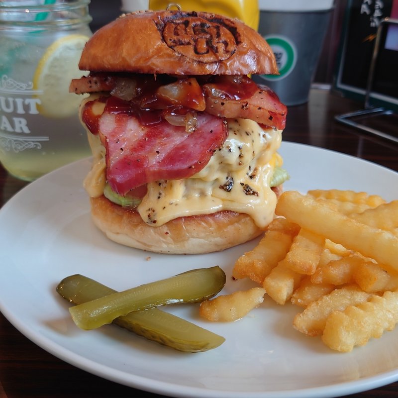 とろけはみ出るワイルドベーコンジャックチーズバーガー(Reg-On Diner)