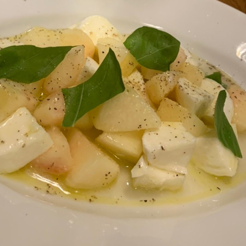 桃とモッツァレラのカプレーゼ(Osteria il Bancone da Massimo)