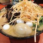 チャーシューメン中盛、ウズラ、味玉、キクラゲ、辛ネギ(ラーメン 厚木家)