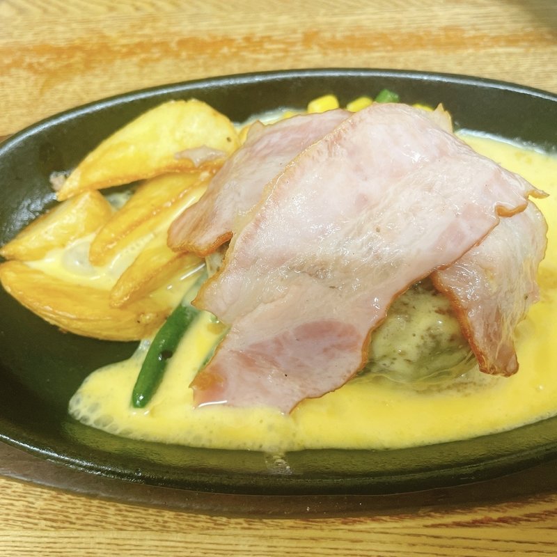 ハンバーグ、チーズソース、ベーコントッピング(ハンバーグレストランまつもと)