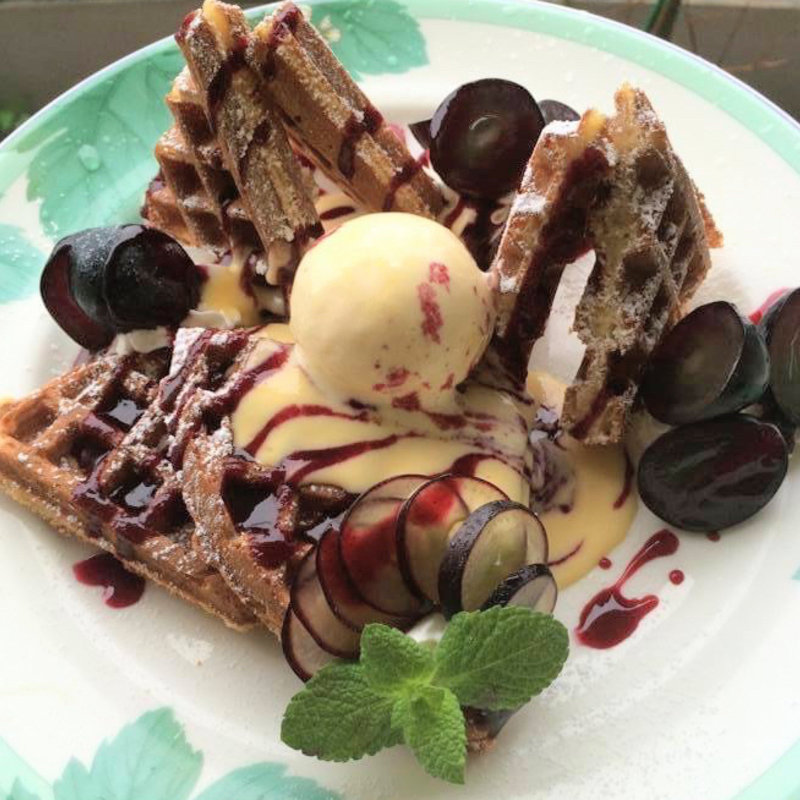 ピオーネのカスタードwaffle(カフェドラパン)