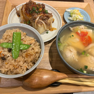 鶏つみれの塩ちゃんこ汁＆炊き込みごはん(ごはんすすむ 横浜ポルタ店)