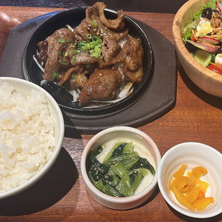 牛カルビ焼き肉と10品目野菜のサラダ定食(kawara CAFÉ)