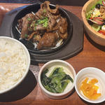 牛カルビ焼き肉と10品目野菜のサラダ定食(kawara CAFÉ)