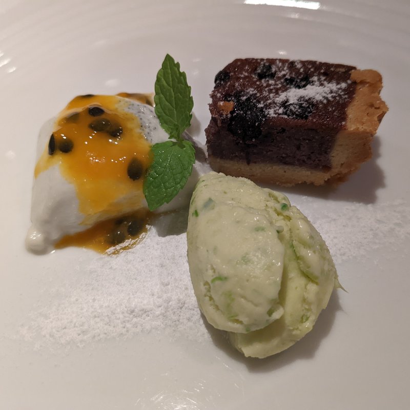 ナツハゼタルト、ゴルゴンゾーラパンナコッタ、パッションフルーツ、アスパラジェラート(オステリア・アウストロ （Osteria Austro）)