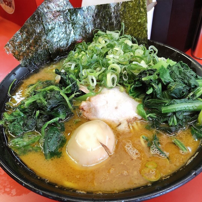 ラーメン中盛、味玉、青ネギ、青菜(杉田家)