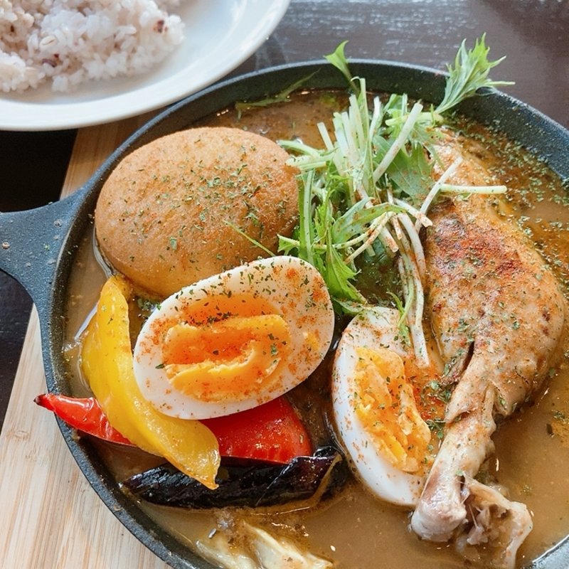 骨付きチキンカレー（ゆで卵、いももちトッピング）(ミートファクトリー　フォーコ)