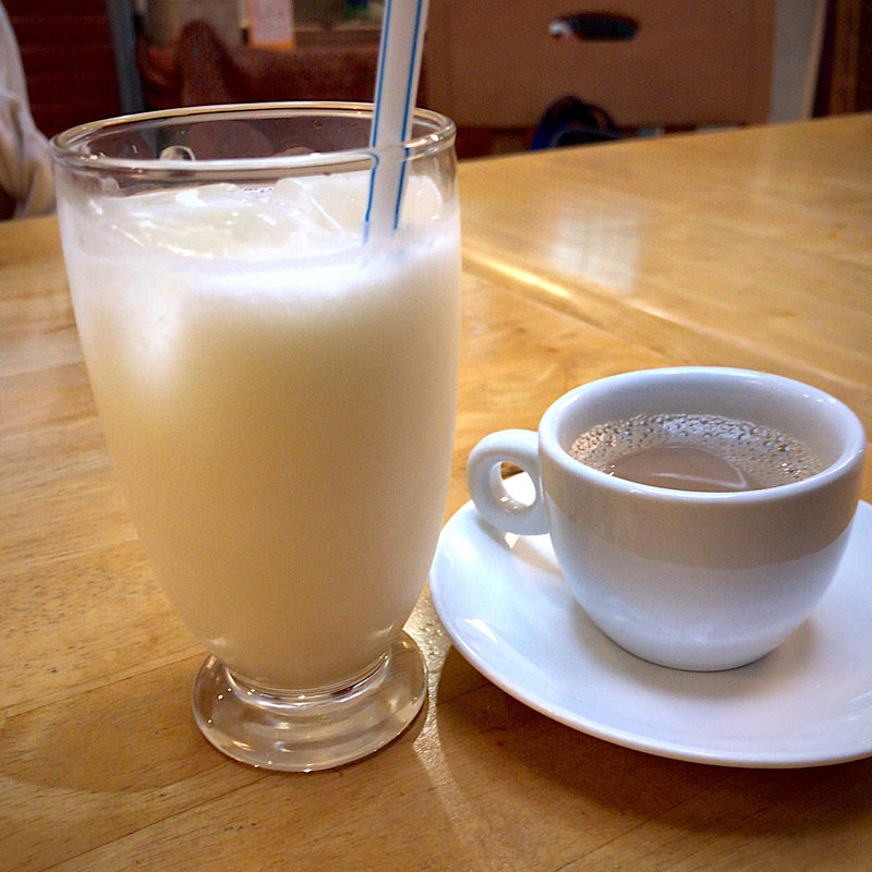 ラッシー ＆ チャイ(シンドール （Sindur）)