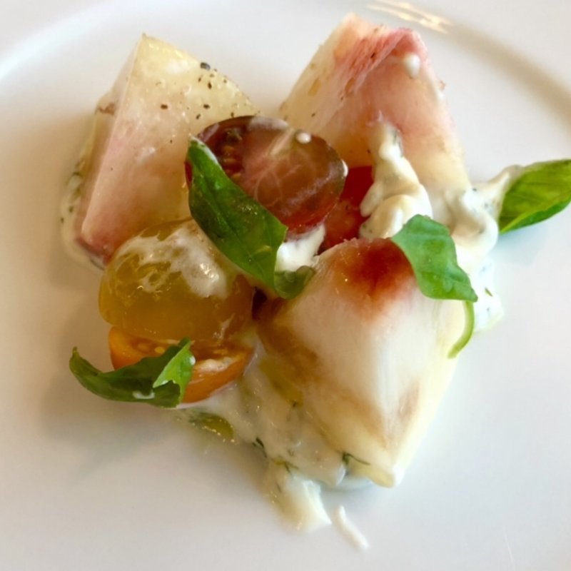 リヨン風桃のカプレーゼ(LODGE BISTRO SARU学芸大店 （ロッジビストロＳＡＲＵ）)