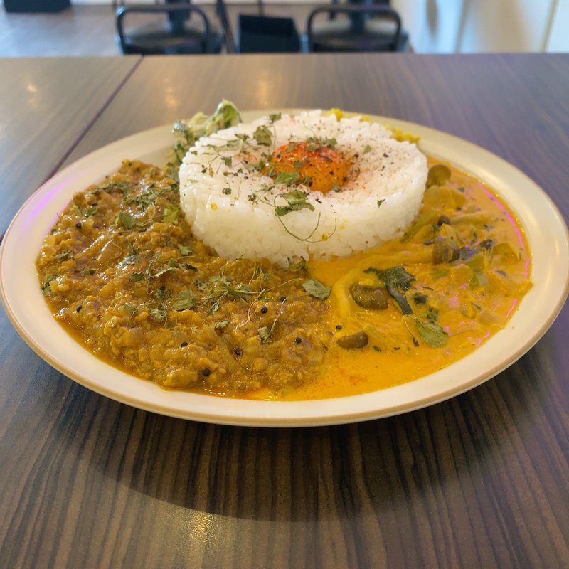 2種「あいがけ」カレー(しめじと小松菜のクリーミーカレー、キーマカレー)(NIMROD SPICE BASE)