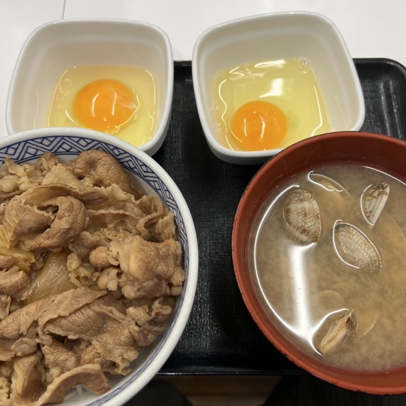 牛丼(並、つゆなし)と生玉子2ヶにあさり汁を加えて(吉野家 甲州街道府中白糸台店)