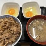 牛丼(並、つゆなし)と生玉子2ヶにあさり汁を加えて