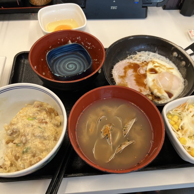 ハムエッグ定食+とろろ+生玉子、あさり汁に変更。(吉野家 甲州街道府中白糸台店)