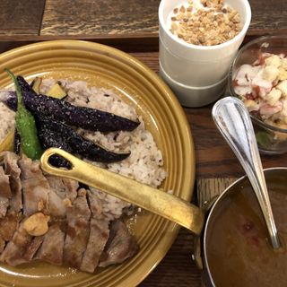 カレーランチ　豚ステーキと揚げナスカレー(カキノキテラス)