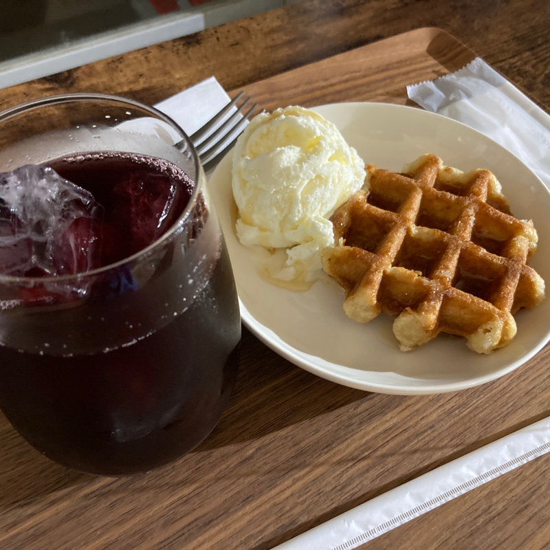 グレープジュースとワッフルonアイス(キタカイカフェ&バー)