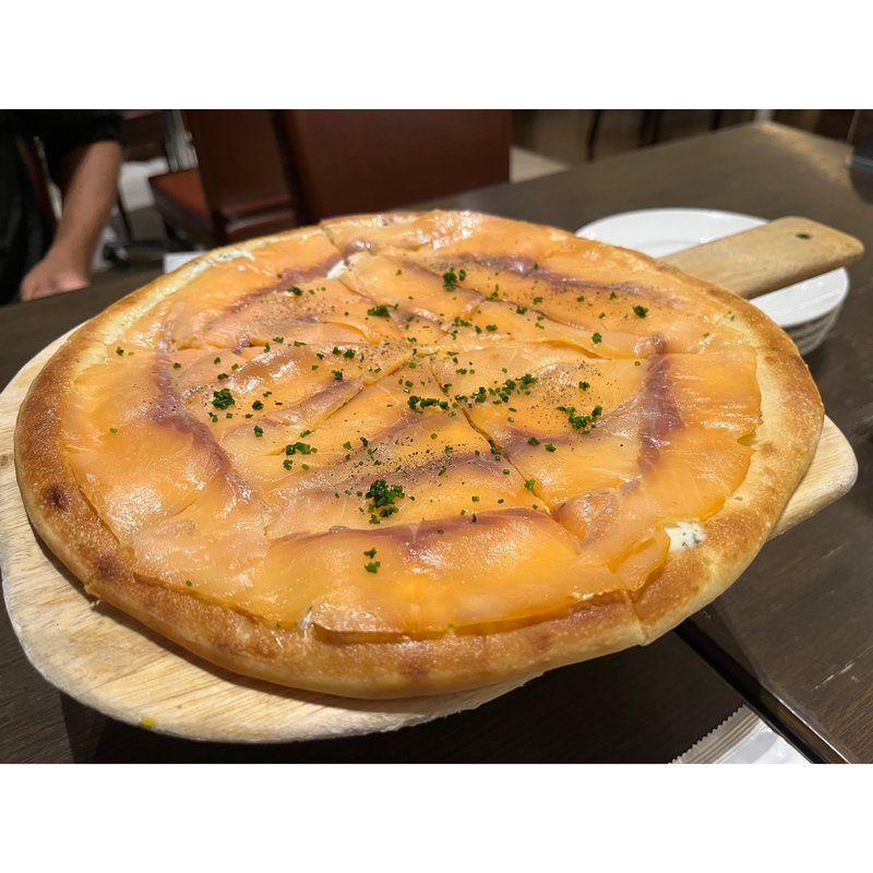 スモークサーモンのピザ(ウルフギャング・パック レストラン＆カフェ 愛知芸術文化センター店)