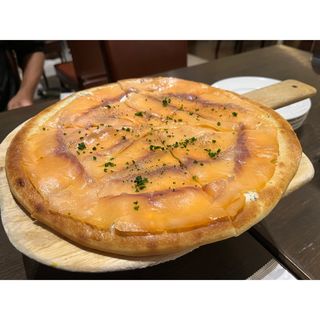 スモークサーモンのピザ(ウルフギャング・パック レストラン＆カフェ 愛知芸術文化センター店)