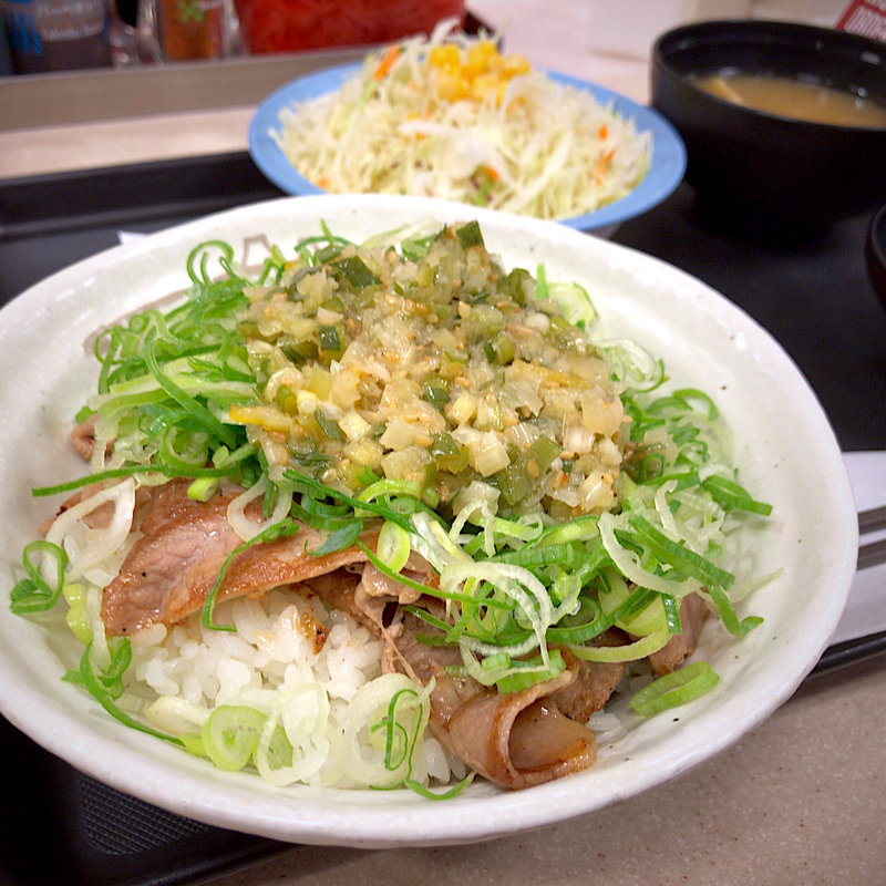 ネギねぎ塩豚焼肉丼生野菜セット(松屋 喜多見店)