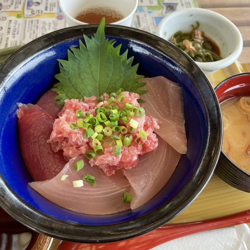 三色まぐろ丼(食楽　しお彩 )