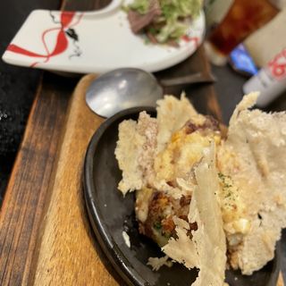 糸島豚の手作りソーセージ、焼きポテサラ、手作りベーコンの炙りの3種盛り(大衆鉄板めし　べべ)