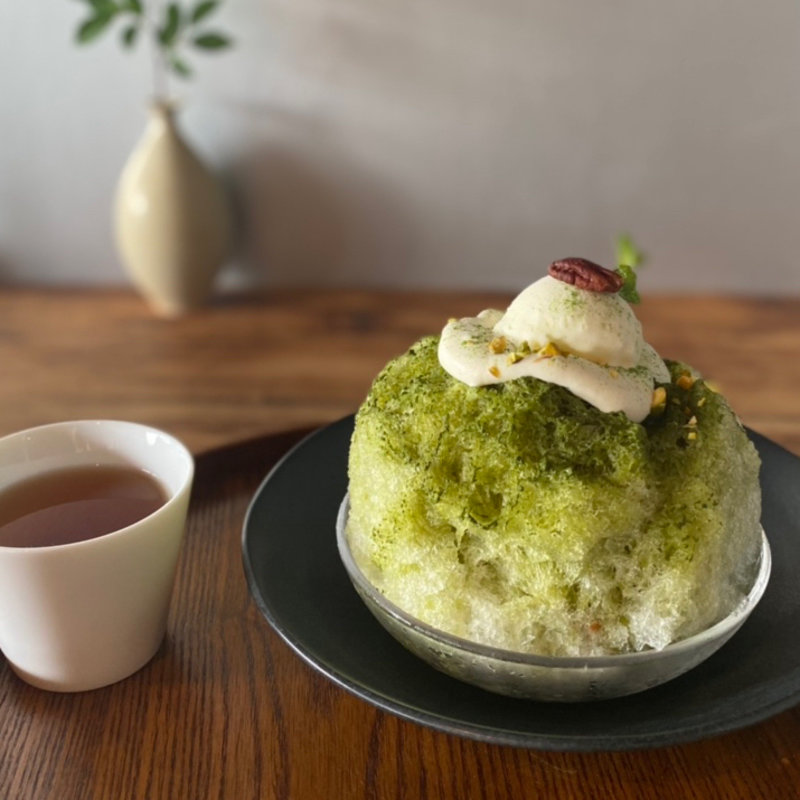 宇治抹茶のかき氷　アイスと練乳クリームを添えて(no-mu cafe)