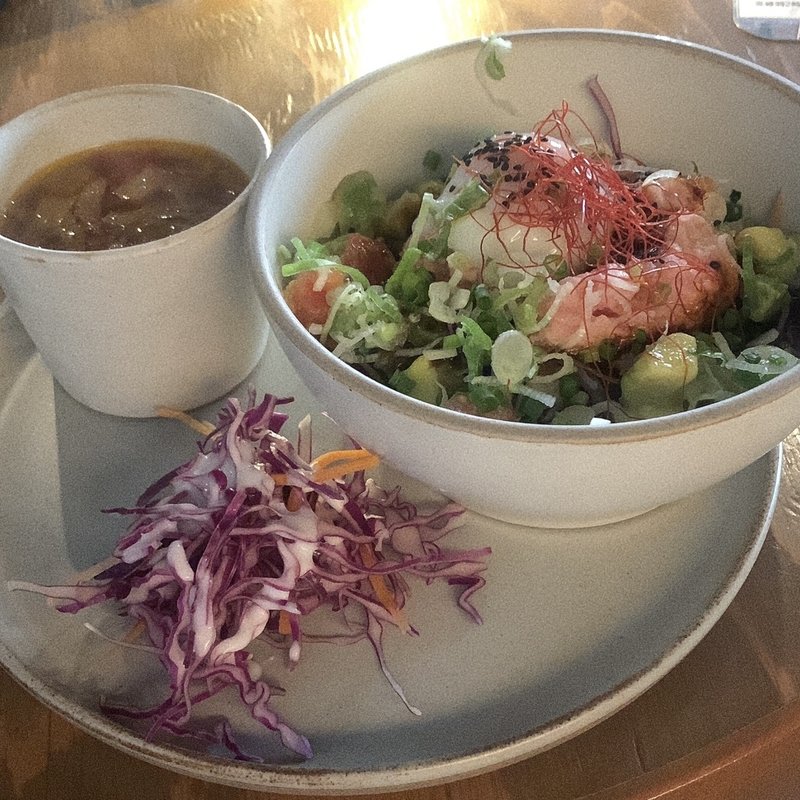 マグロとアボカドの柚子胡椒ボウル(武相庵 Library & Hostel)